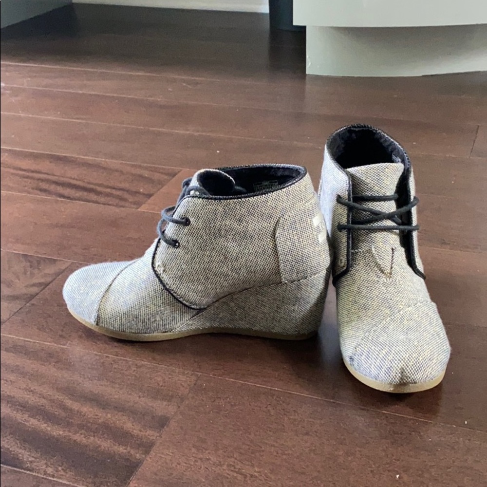 Adorable sparkly Toms wedges!!! Size 6.5